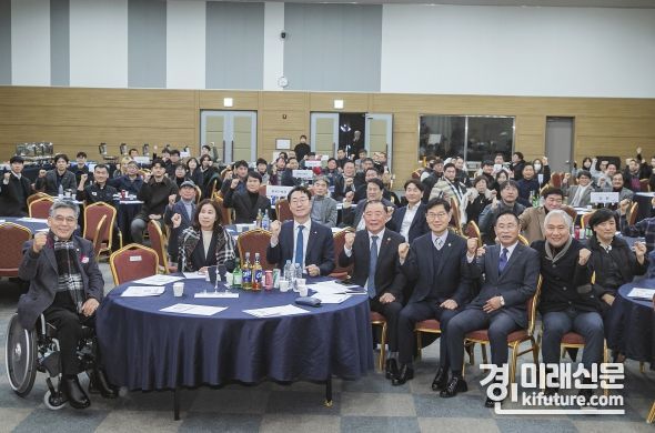 지난 19일 '2023 화성시 체육상시상식'이 열린 가운데 화성시의원 및 정명근 화성시장 등 내외빈들이 기념촬영을 하고 있다. <사진=화성시의회>