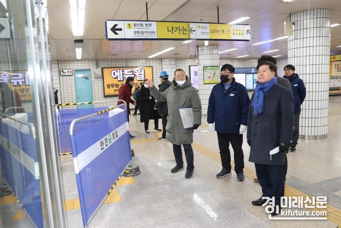 박승원 광명시장이 지하철 역사를 둘러보고 있다. <사진-=광명시>