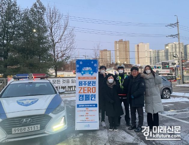 시흥도시공사가 출근하는 소속직원 대상으로 불시 ‘음주측정'을 실시하고 관계자들이 기념촬영을 하고 있다. <사진=시흥도시공사>