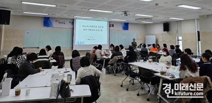 화성시가 방문건강관리사업 ‘직원 맞춤형 역량강화 워크샵'을 개최하고 있다. <사진=화성시>