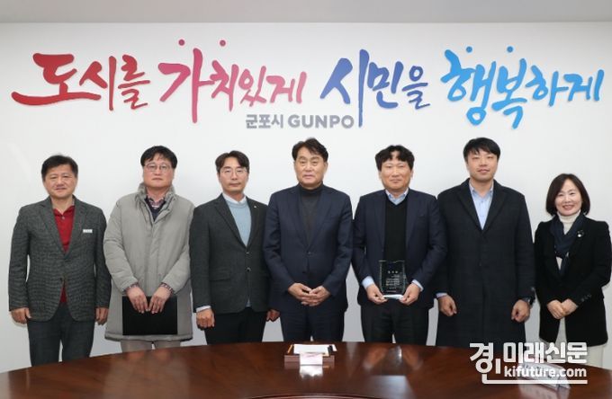 하은호 군포시장(가운데)이 제5기 마을세무사에게 위촉 및 감사패를 전달하고 기념촬영을 하고 있다. <사진=군포시>