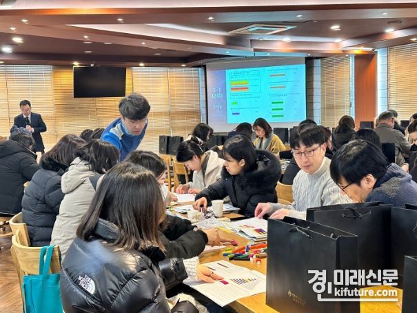 인천시교육청이 '손에 잡히는 분수' 초등 수학 교재·교구 관련 워크샵을 진행하고 있다. <사진=인천시교육청>