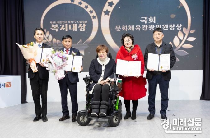 송바우나 안산시의회 의장(왼쪽 1번째)이 지난 28일 ‘나눔실천 복지대상 국회 문화체육관광위원장상’을 수상하고 기념촬영을 하고 있다. <사진=안산시의회>