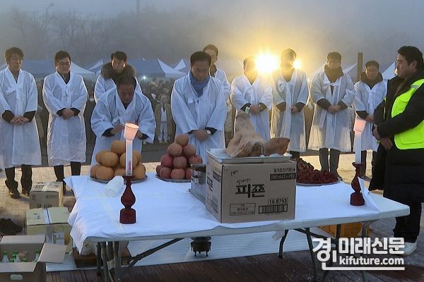 평택시가 지난 1일 2024년 제14회 평택호 해맞이 행사를 진행하고 있다. <사진=평택시>