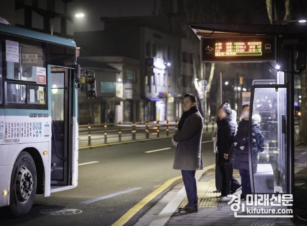 이재준 수원특례시장이 버스를 기다리고 있다. <사진=수원시>