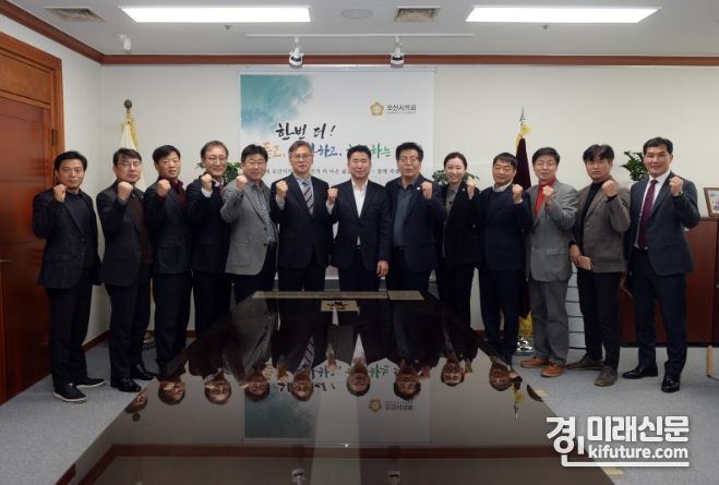 오산시의회가 시 집행부와 갑진년(甲辰年) 새해 신년인사 간담회를 갖고 화이팅을 외치고 있다. <사진=오산시의회>