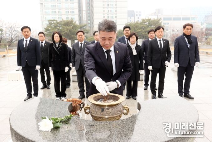경기도의회 국민의힘이 2024년 새해 현충탑 참배를 하고 있다. <사진=경기도의회>