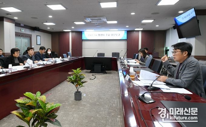 손임성 화성시 부시장이 업무보고를 받고 있다. <사진=화성시>