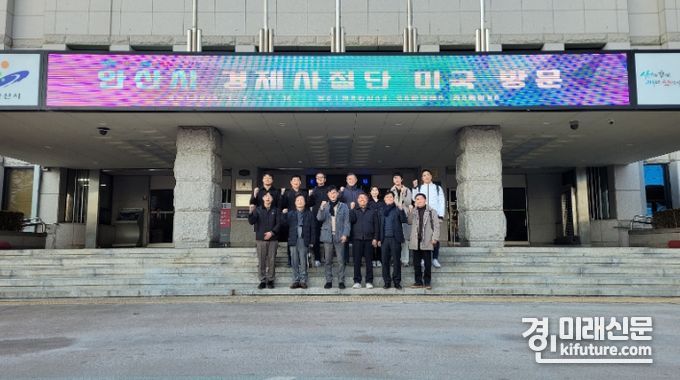 이민근 안산시장이 미국 출국에 앞서 화이팅을 외치고 있다. <사진=안산시>