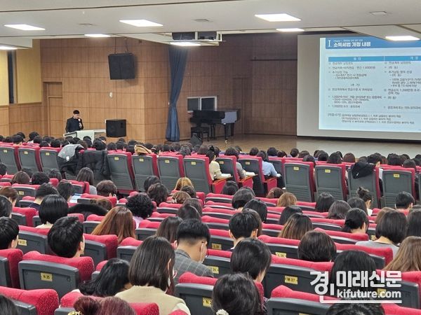 인천광역시교육청이 '종이 없는 연말정산' 시행을 앞두고 업무 담당자들을 대상으로 연수를 실시하고 있다. <사진=인천시교육청> 