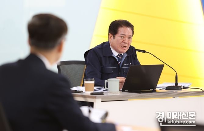 최대호 안양시장이 ‘2024년 주요업무 보고회’를 진행하고 있다. <사진=안양시>