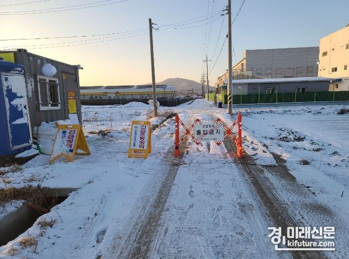 안성시가 산란계농장 AI 의심축 발생 지역 출입을 통제하고 있다. <사진=안성시>