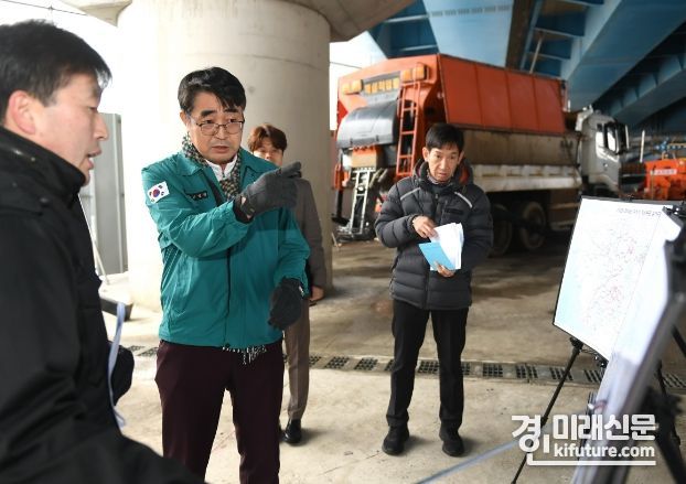 손임성 화성시 부시장(왼쪽 2번째)이 화재 및 대설 안전사고 대비 현장점검을 실시하고 있다. <사진=화성시>