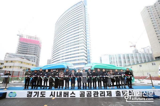 10일 오전 도청 임시 버스주차장에서 김동연 경기도지사, 염종현 경기도의회 의장, 경기도시장군수협의회 부회장, 경기도버스운송사업조합이사장, 노동조합협의회 의장, 노동조합원 등이 기념촬영을 하고 있다. <사진=경기도>