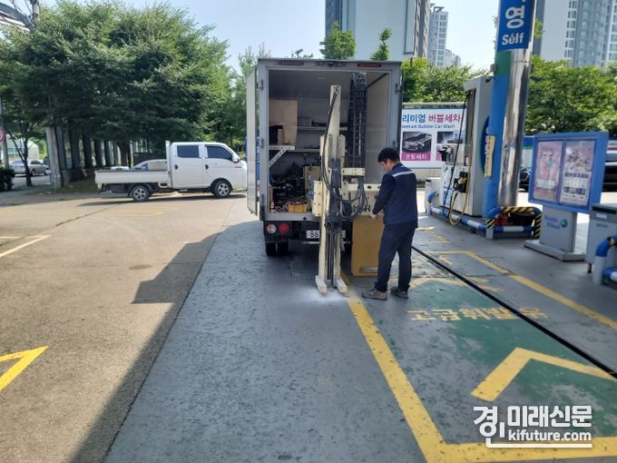 경기도 관계자가 토양오염 실태조사를 하고 있다. <사진=경기도>