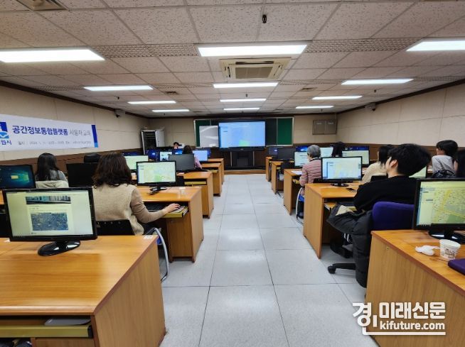 수원시가 지난 11일 공간정보통합플랫폼 사용자 교육을 하고 있다. <사진=수원시>