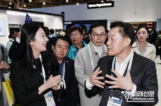 이재준 시장이 CES 2024 외국관, 한국관에 있는 기업의 전시관을 둘러보고 있다. <사진=수원시>