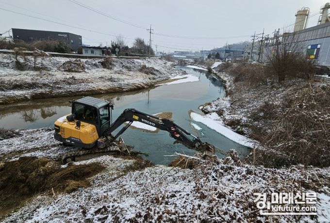화성시가 오염수 확산방지 방제작업을 하고 있다. <사진=화성시>