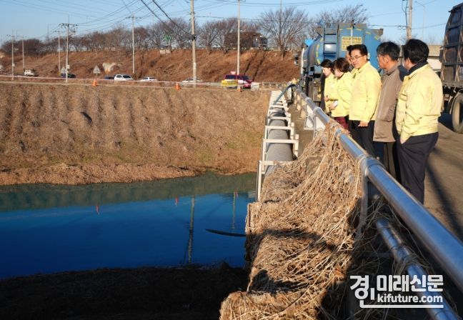 평택시의회 복지환경위원회는 12일 관리천 공공수역 오염사고 현장을 둘러보고 있다. <사진=평택시의회>