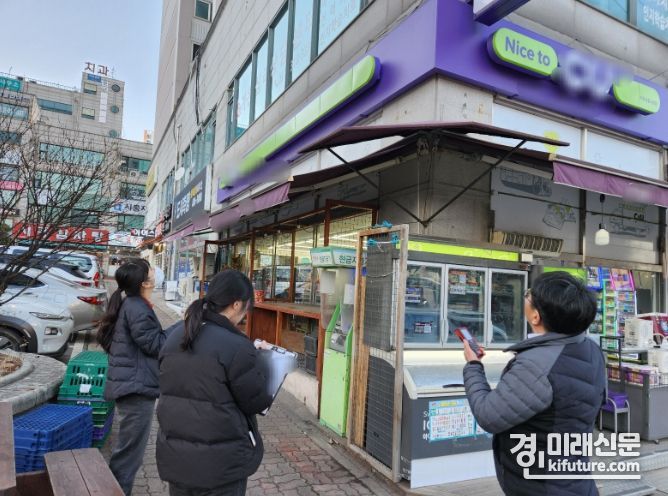 시흥시 관계자들이 옥외광고물 안전 점검을 하고 있다. <사진=시흥시>