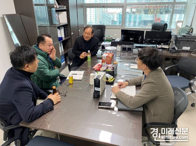 최승용 경기도의원이 '공동주택 찾아가는 문화예술공연' 예산 증액에 따른 추진 방향에대해 관계자들로부터 보고를 받고 있다. <사진=경기도의회>