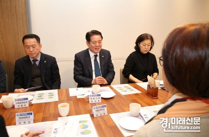 최대호 안양시장(가운데)이 ‘안양학’ 지도교수·실무자들과 간담회를 갖고 있다 .<사진=안양시>