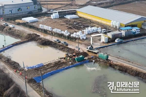 화성시가 수질오염사고를 수습하고 있다. <사진=화성시>