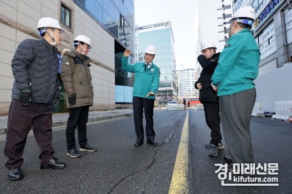 이동환 고양특례시장(가운데)이 이면도로 균열 현장을 점검하고 있다. <사진=고양시>