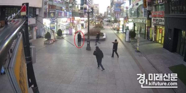 스마트CCTV에 찍힌 용의자(붉은색 동그라미) 모습. <사진=고양시>