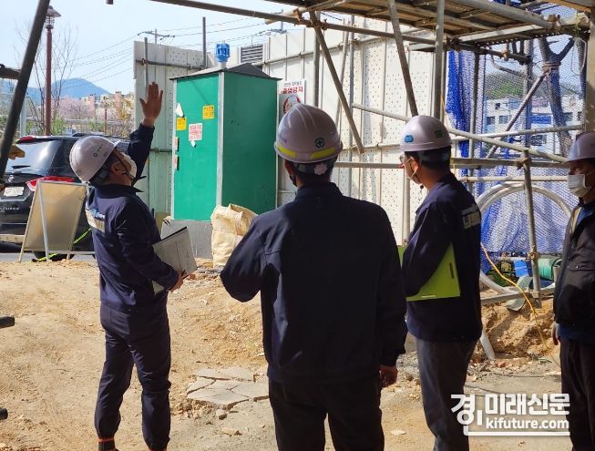 안양시 관계자가 산업재해 예방활동을 실시하고 있다. <사진=안양시>