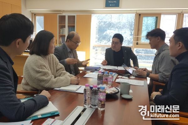 최병선 경기도의원이 의정부-양주 7호선 연장 구간 복선화를 위한 정담회ㄹ르 진행하고 있다. <사진=-경기도의회>