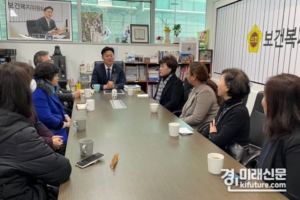 최종현 경기도의원이 발달장애인예술단 ‘JL 한꿈예술단’ 김영식 대표 및 발달장애인 보호자들과 경기도장애인오케스트라 창단 등 장애인 예술 활동 활성화와 일자리 확대를 위애 논의를 하고 있다. <사진=경기도의회>