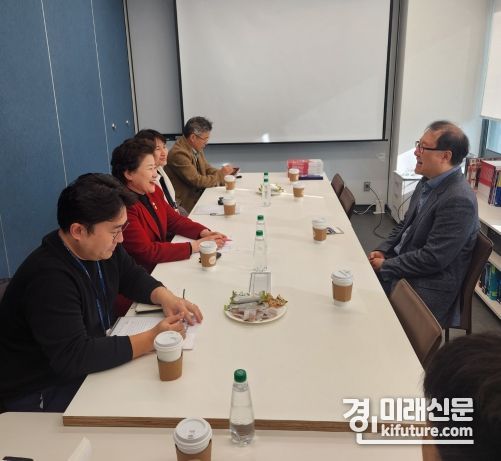남경순 경기도의회 부의장(왼쪽 2번째)이 양자산업 육성 조례 제정을 위해 정담회를 진행하고 있다. <사진=경기도의회>