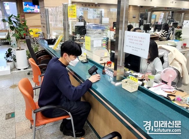 군포시청 민원창구에 마이크로 양방향 소통을 하고 있다. <사진=군포시>