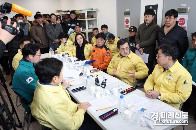 22일 오전 김동연 경기도지사(오른쪽 앞울 2번째)가 평택, 화성 대규모 수질오염 현장점검을 위해 양감수질복원센터를 방문해 현장 상황 브리핑 및 대응방안을 논의 하고 있다. <사진=경기도>