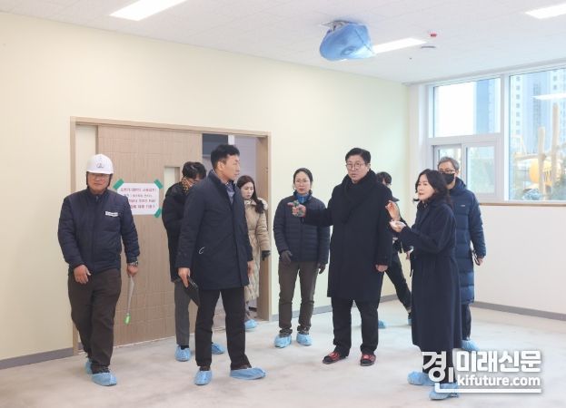 도성훈 인천시교육감이 신설 학교 점검하고 있다. <사진=인천시교육청>