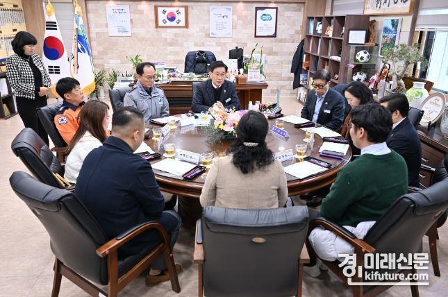 양평군이 관계 기관과 정신 응급위기대응에 대해 논의를 하고 있다. <사진=양평군>