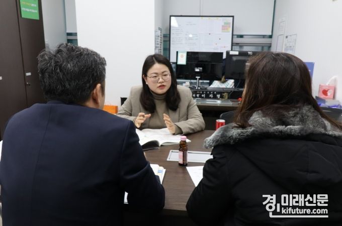 이자형 의원이 곤계자들과 2024 경기이룸학교 추진계획을 점검하고 있다. <사진=경기도의회>