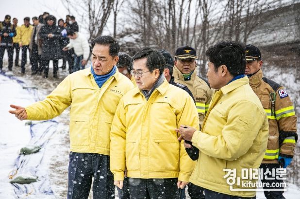 정장선 평택시장이 김동연 경기도지사(가운데)와 '화성‧평택 하천 수질오염' 대응에 대해 설명하고 있다. <사진=평택시>