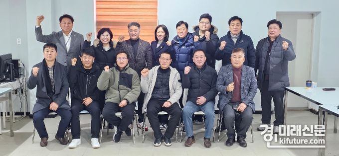 국민의힘 대표단이 경기도 어업인 간담회를 갖고 기념촬영을 하고 있다. <사진=경기도의회>