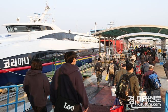 시민들이 여객선을 타기위해 이동하고 있다. <사진=인천시>
