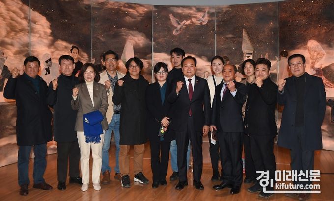 오산시립미술관 미디어아트 전시 '변화(change)와 변환(convert)' 展 개막식에서 관계자들이 기념촬영을 하고 있다. <사진=오산시>