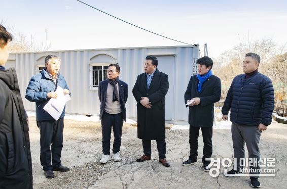 화성시의회 도시건설위원들이 삼보폐광산 현황에 대한 설명을 듣고 있다. <사진=화성시의회>