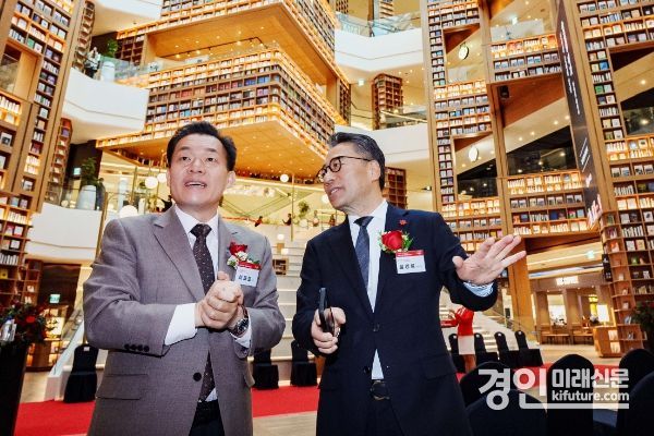 이재준 수원시장(왼쪽)이 오픈식에 앞서 신세계프라퍼티 임영록 대표와 이야기를 나누고 있다. <사진=수원시>
