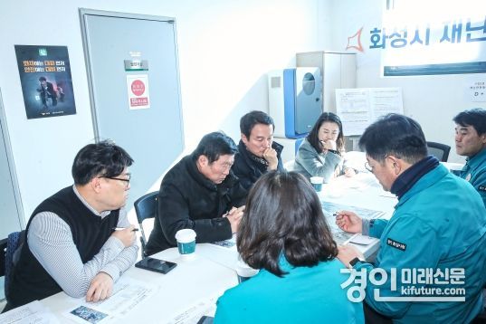 화성시의회 의원들이 양감면 수질오엄 피해 복구 현장을 방문해 관계자의 설명을 듣고 있다. <사진=화성시의회>