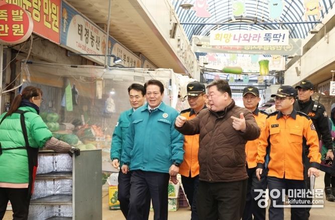  최대호 안양시장(앞줄 오른쪽 2번째)이 설 연휴를 맞아 전통시장 화재 대비 및 원산지 표시 등을 점검하고 있다. <사진=안양시> 