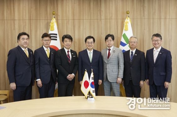 30일 오전 경기도청 집무실에서 김동연 도지사(가운데)가 일본 아이치현 의원단과 기념촬영을 하고 있다. <사진=경기도>