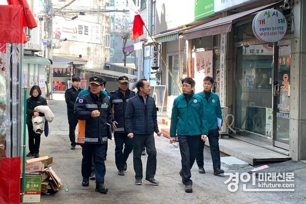 남양주시 부시장이 설 명절 대비 전통시장 화재예방 합동점검을 하고 있다. <사진=남양주시>