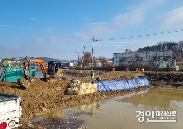 화성시가 수질오염사고 피해복구에 구슬땀을 흘리고 있다. <사진=화성시>