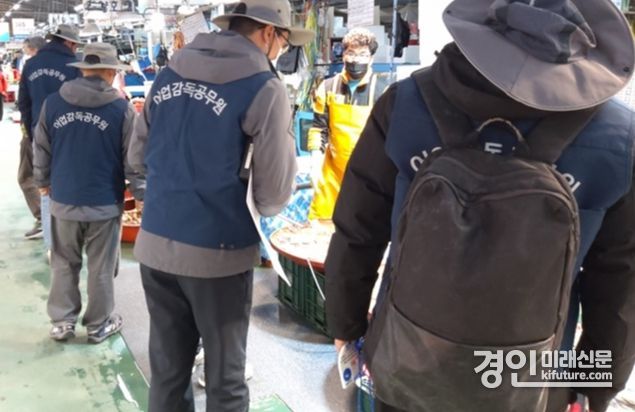경기도 관계자들이 불법유통 점검단속을 실시하고 있다. <사진=경기도>